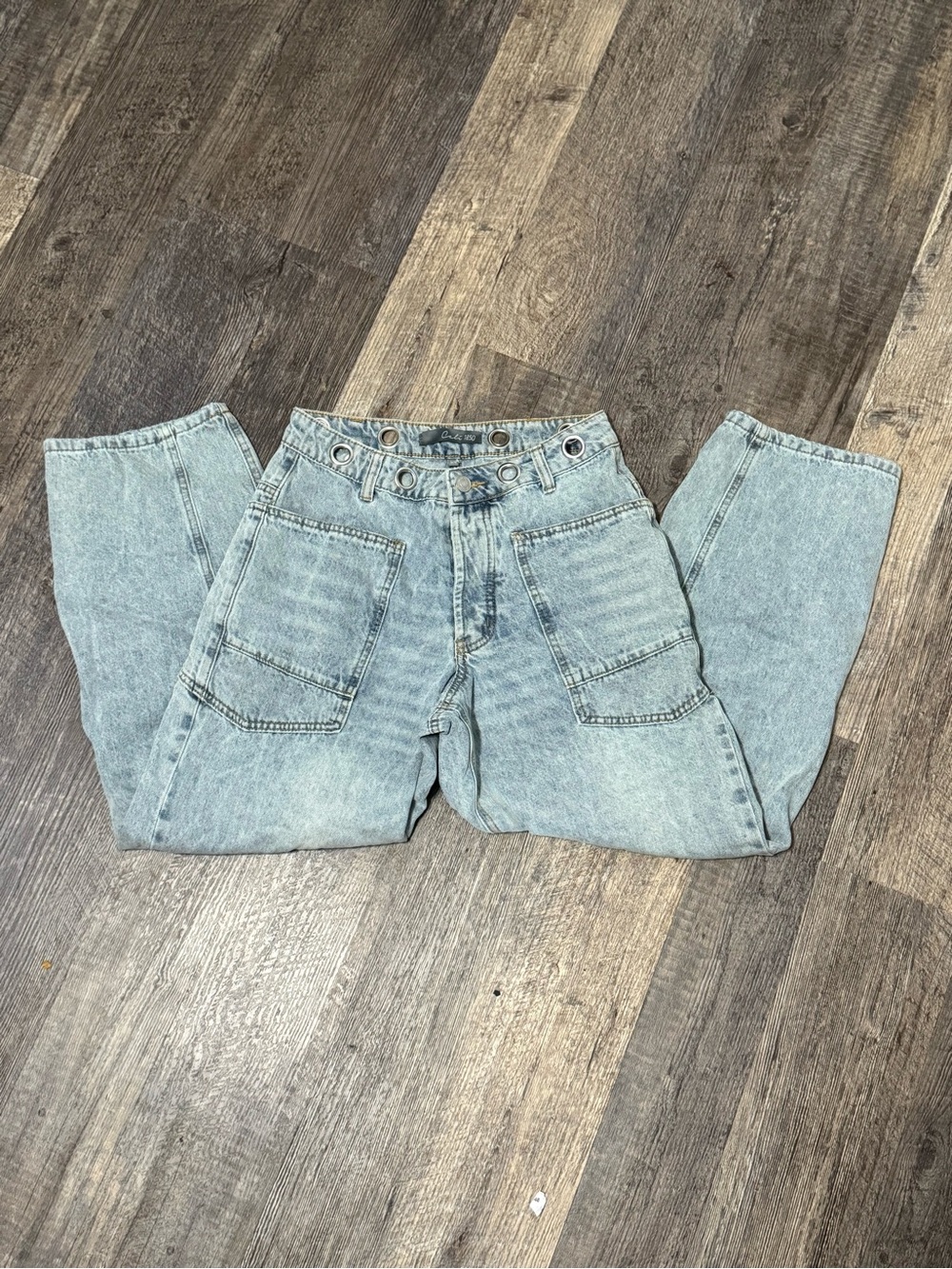 Cali 1850 Women’s 3/26 Light Wash Barrel Jeans Grommet Y2K